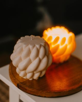 🧡✨ Milujete naše sójové lampy… a my jsme pro vás připravili něco opravdu výjimečného. Naše pletená lampa váží úžasných 640...